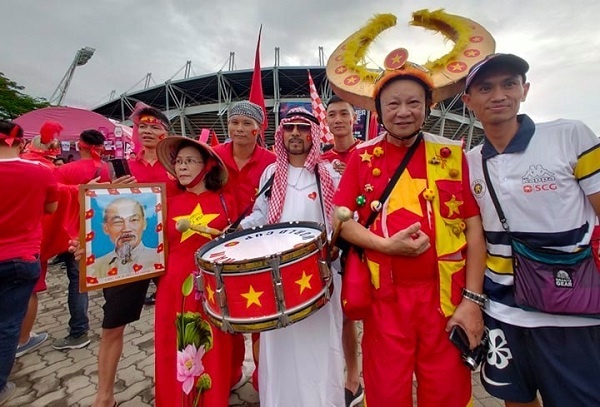 LIVE | CĐV đổ đến sân Thammasat