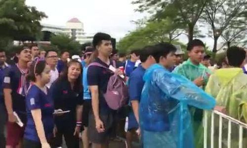 CĐV Thái Lan xếp hàng đợi vào sân trước trận gặp Việt Nam
